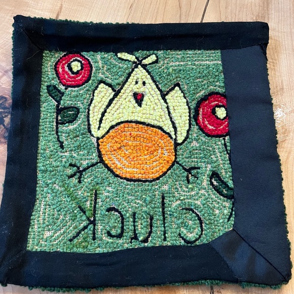 “Cluck” hooked wall hanging - Picture 2 of 2